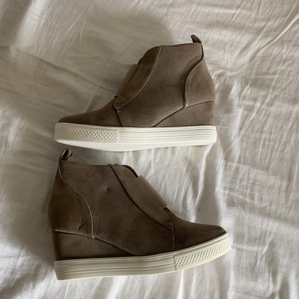 Sneaker wedge grey size nine NWT